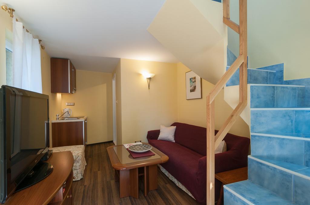 Apartments Larsen Omis Luaran gambar