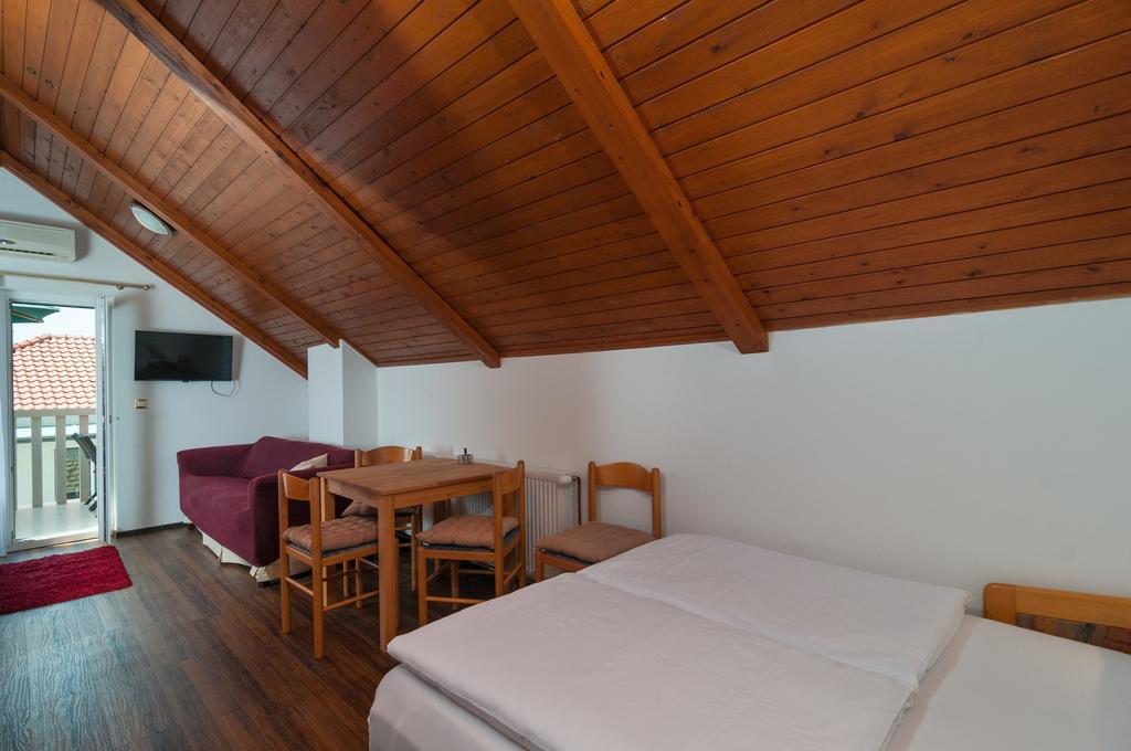 Apartments Larsen Omis Luaran gambar